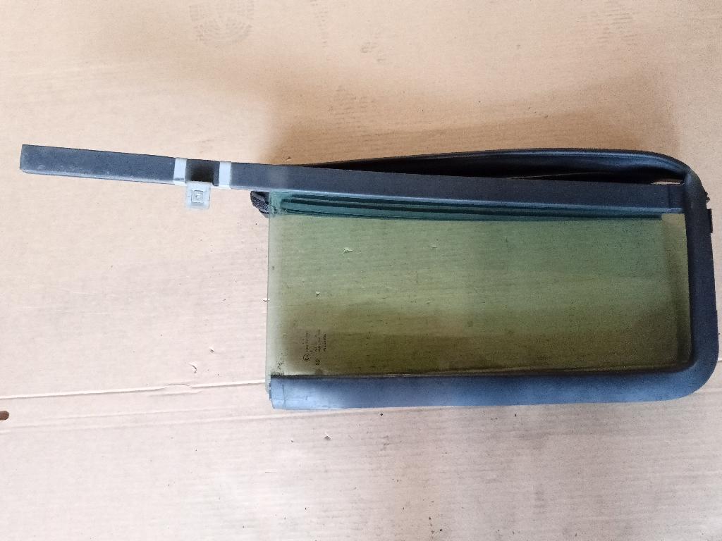 Right Rear Quarter Door Glass