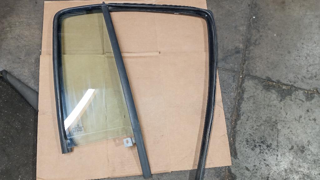 Right Rear Quarter Door Glass