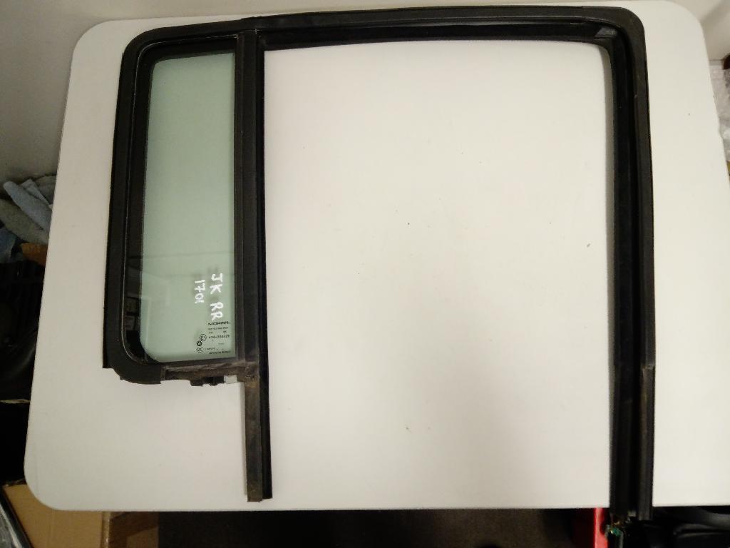Right Rear Quarter Door Glass
